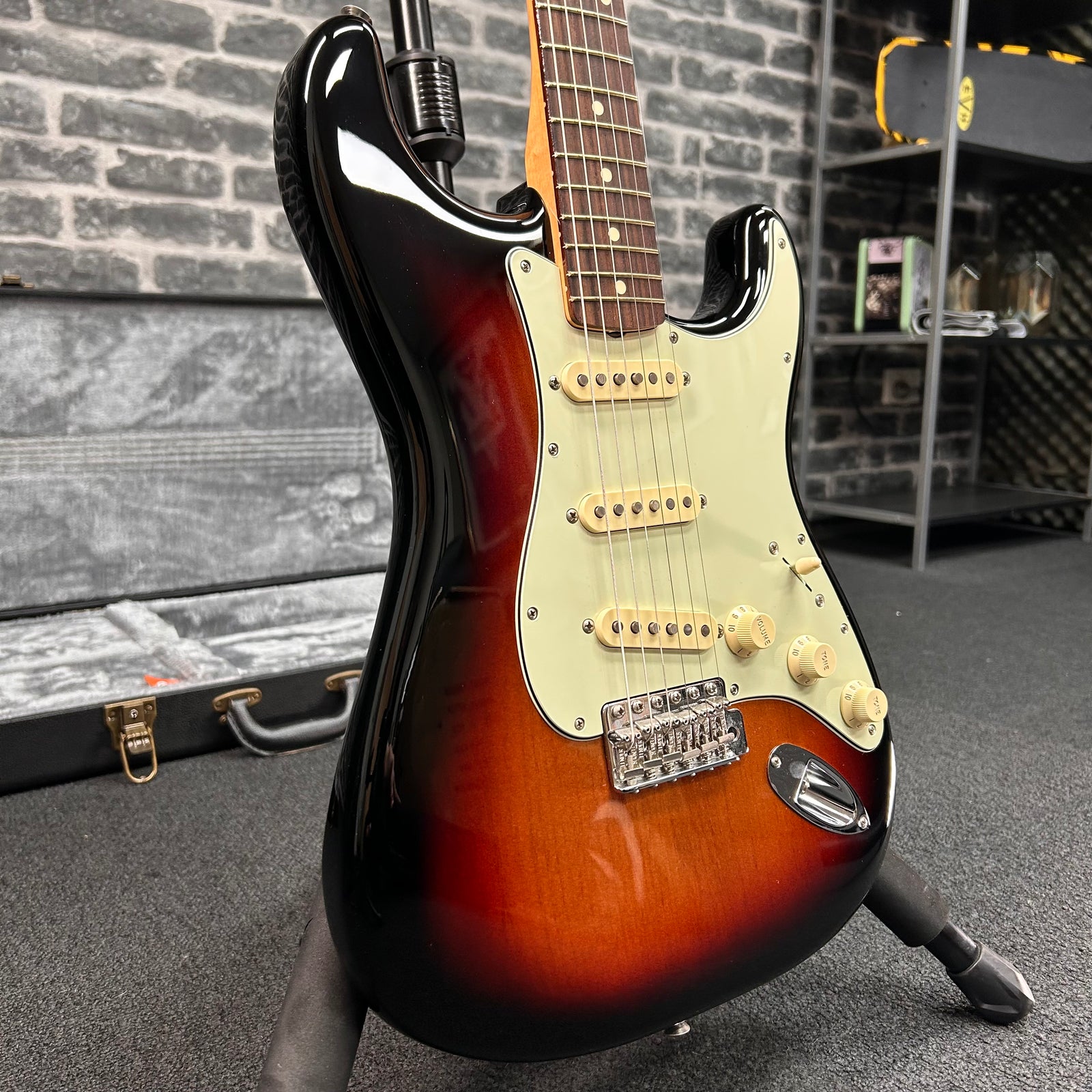 Fender Vintera II 60s Stratocaster Electric Guitar RW 3-Color Sunburst - MIM 0149020300 - PREOWNED