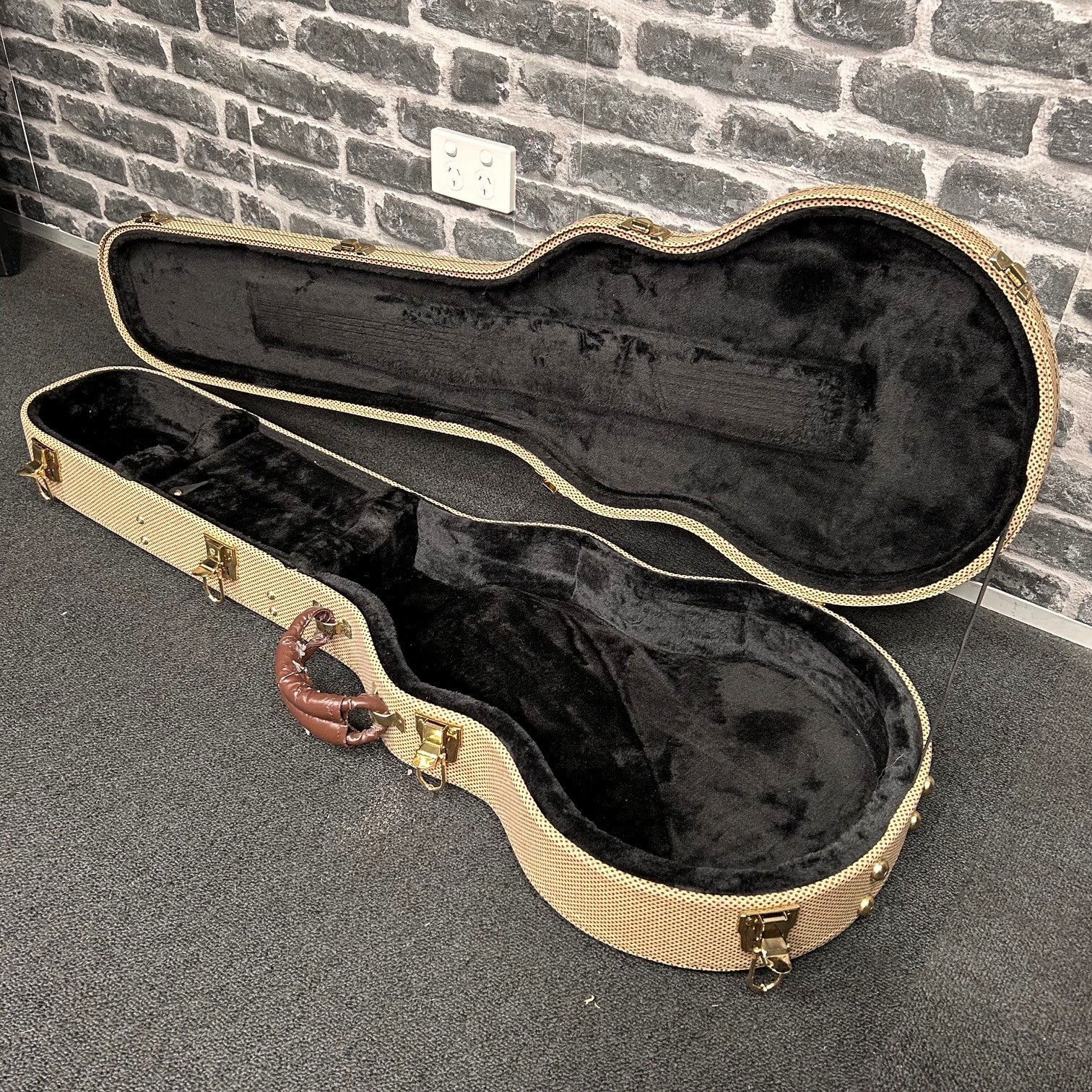 Hagstrom C51 HardCase for Swede / Arch Tops Guitar - PREOWNED