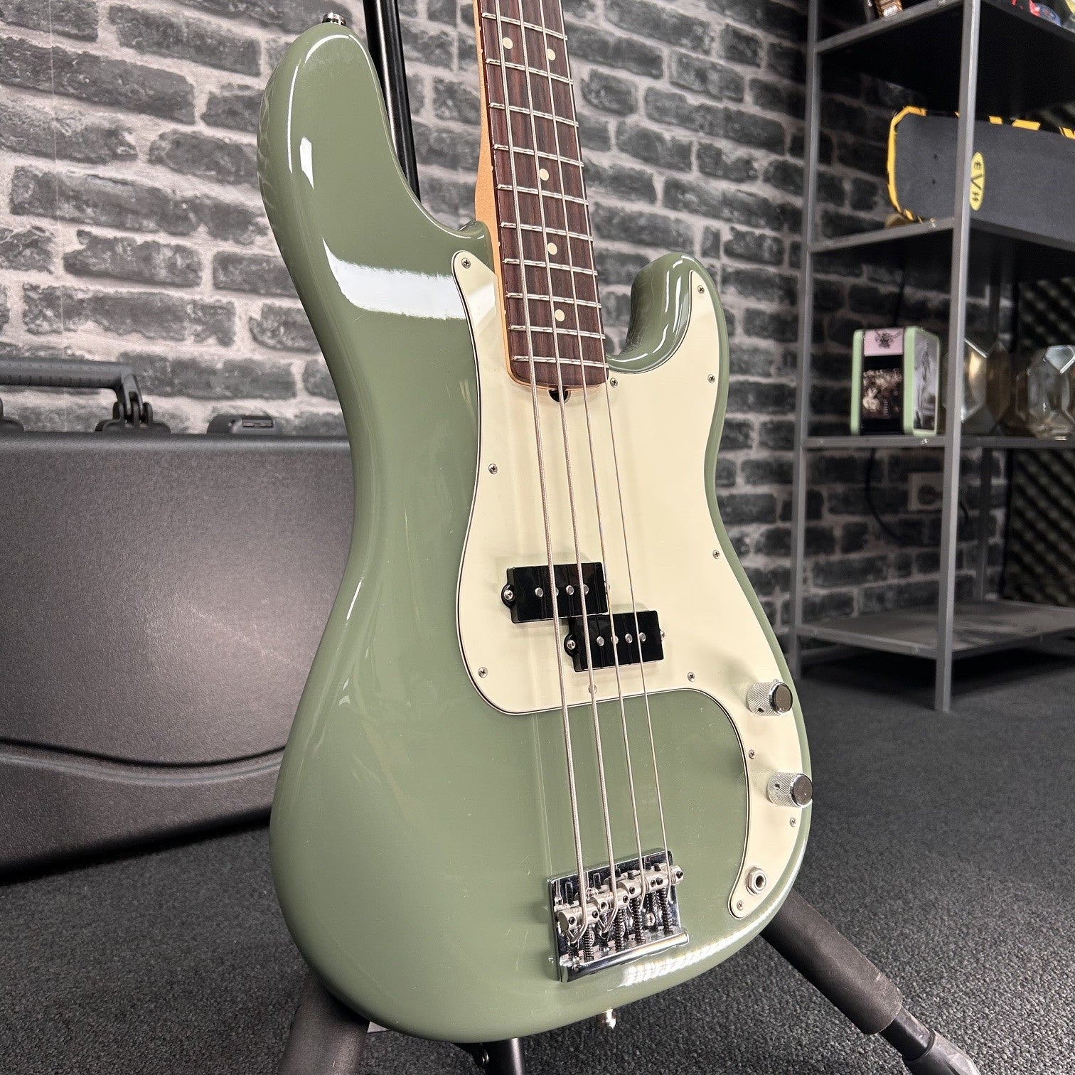 Fender American Professional Precision Bass Guitar Rosewood Fingerboard Antique Olive - 0193610776 - PREOWNED