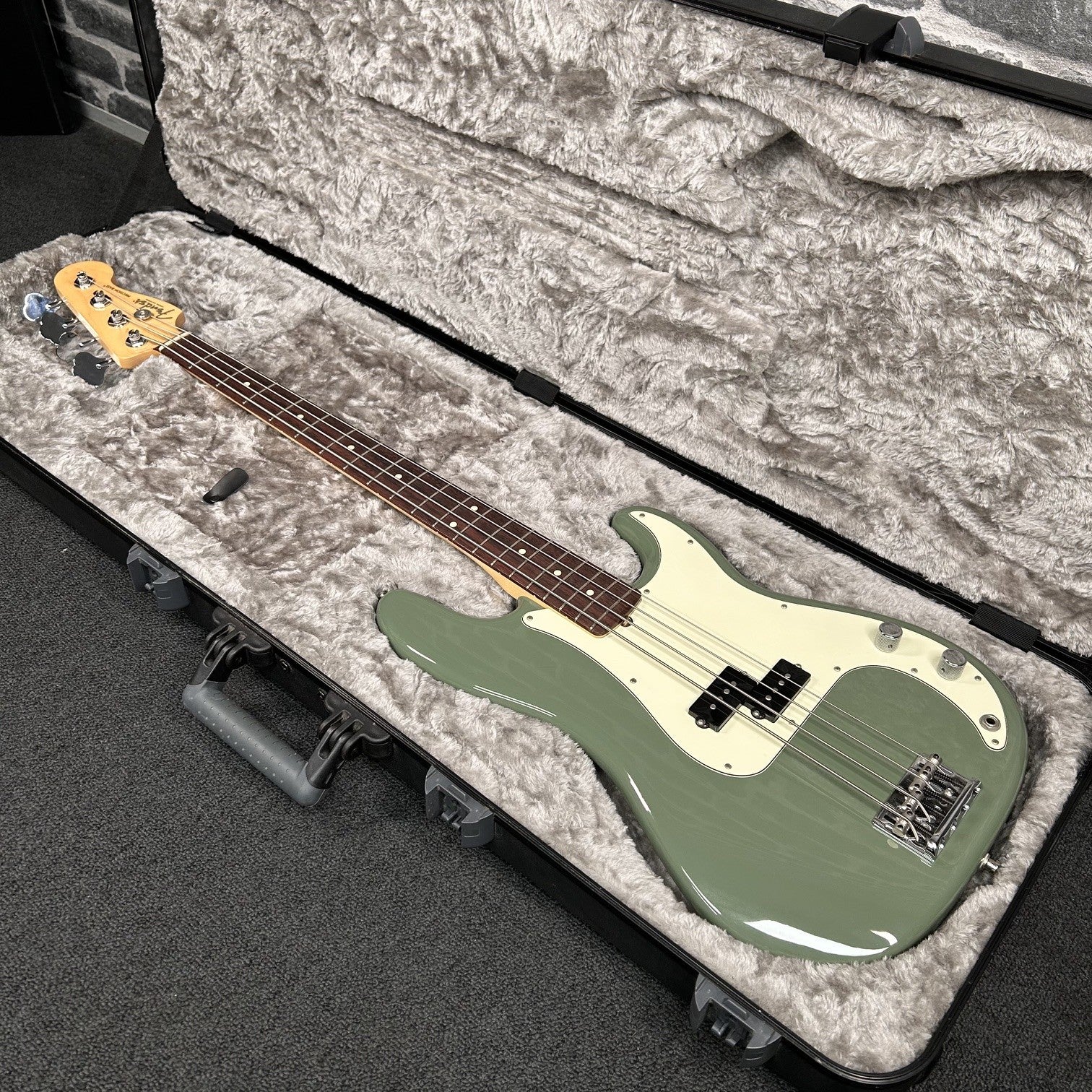 Fender American Professional Precision Bass Guitar Rosewood Fingerboard Antique Olive - 0193610776 - PREOWNED