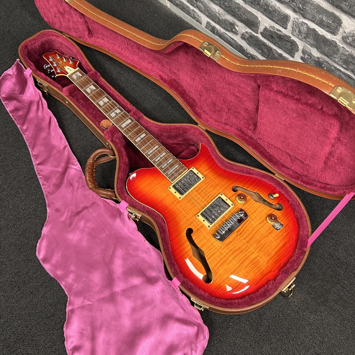 Cort CL 1400 Electric Guitar Semi-Hollow Cherry Red Sunburst - PREOWNED