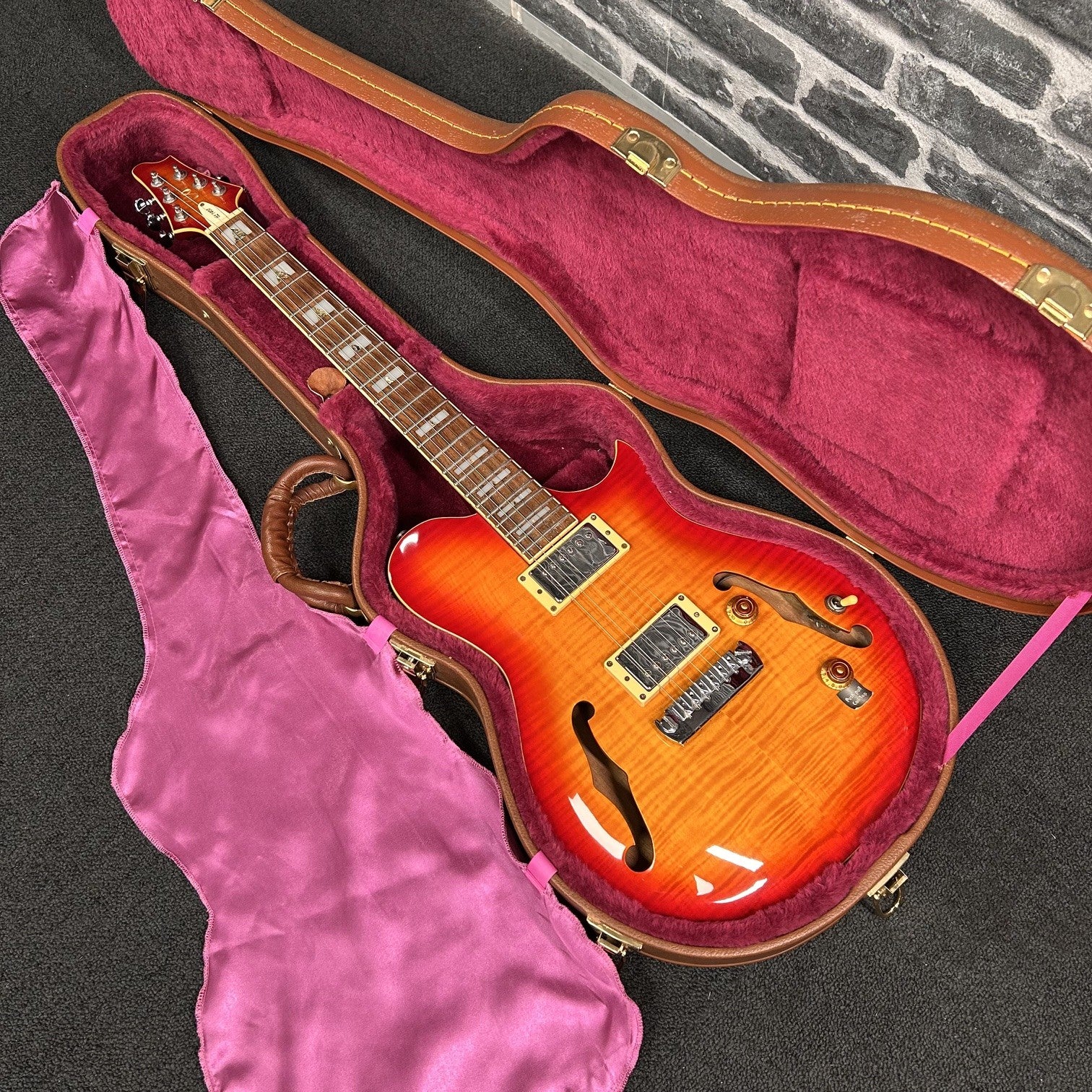 Cort CL 1400 Electric Guitar Semi-Hollow Cherry Red Sunburst - PREOWNED