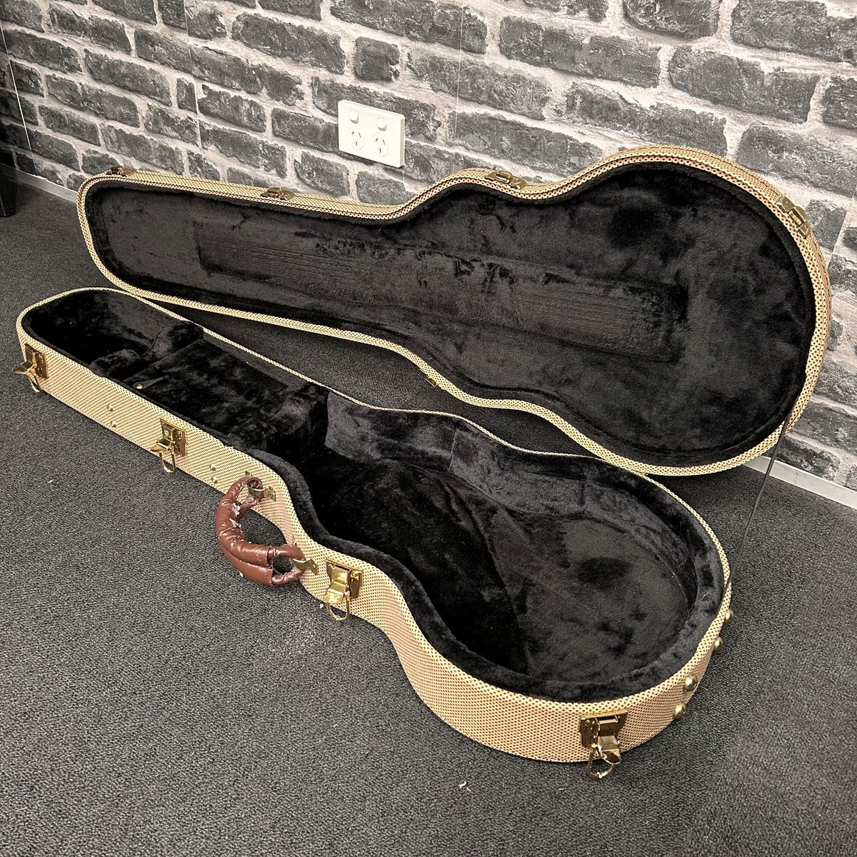 Hagstrom C51 HardCase for Swede / Arch Tops Guitar - PREOWNED